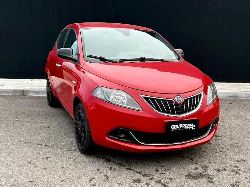 Usata Lancia Ypsilon Gold 70 CV (51 kW) 2022 Rosso Utilitaria