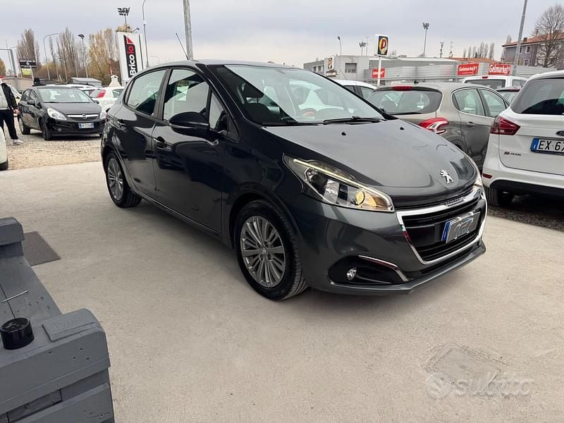 Usata Peugeot 208 Allure 81 CV (59 kW) 2016 Viola Utilitaria