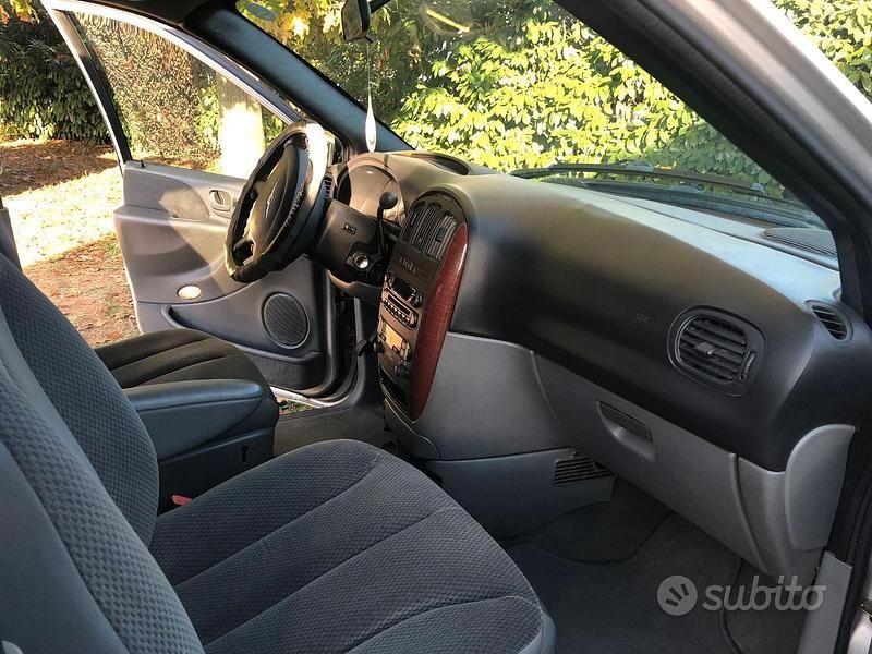 Usata Chrysler Voyager 150 CV (110 kW) 2005 Grigio Monovolume