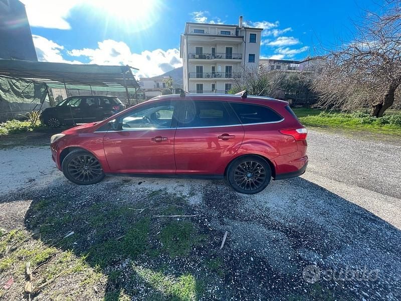 Begagnad Ford Focus Titanium 125 HK (91 kW) 2012 Röd Kombi