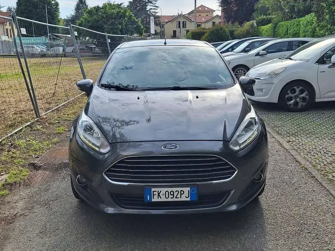 Usado Ford Fiesta 75 HP (55 kW) 2017 Cinzento Citadino