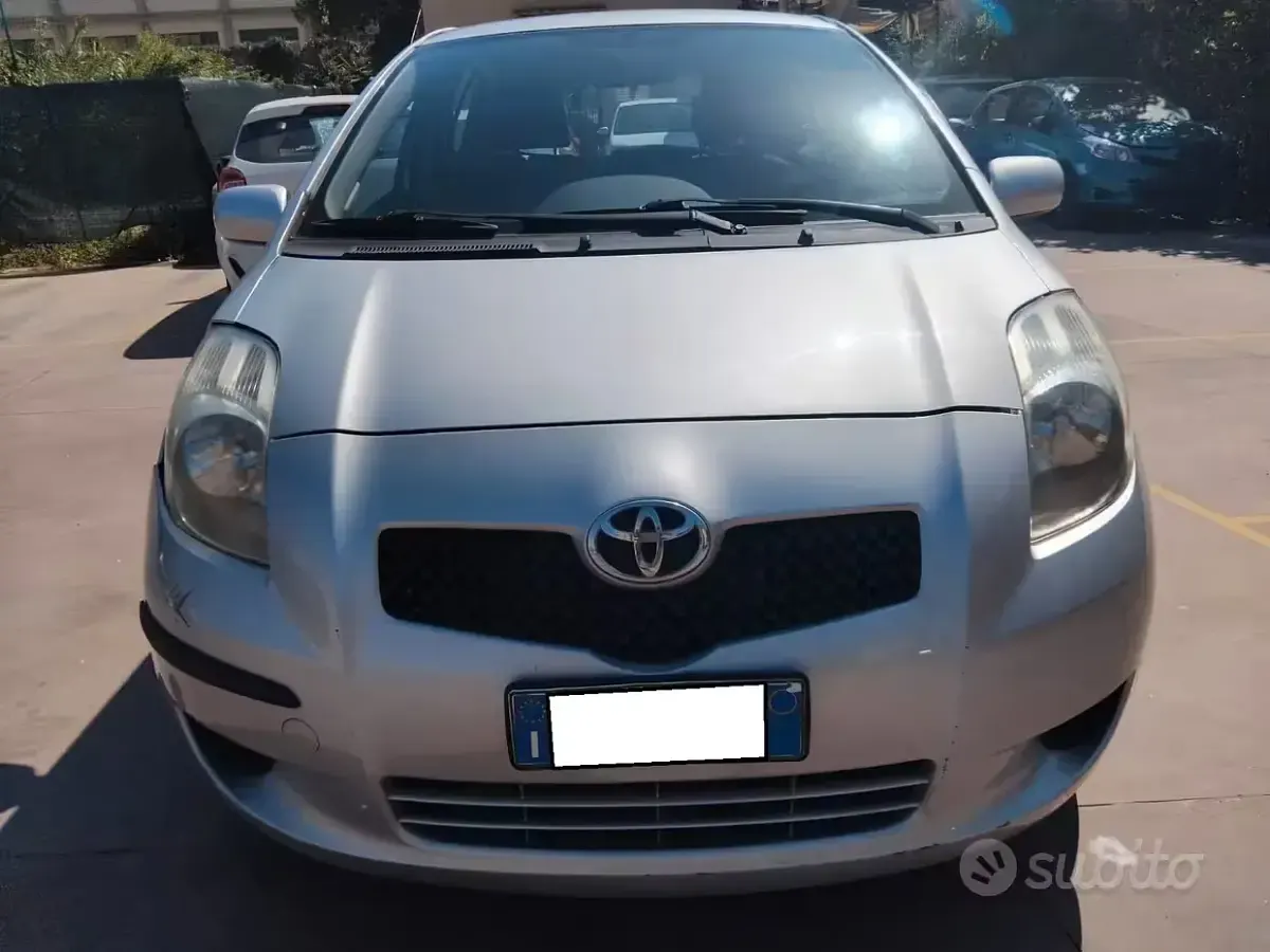 Usata Toyota Yaris Sol 69 CV (50 kW) 2009 Grigio Utilitaria
