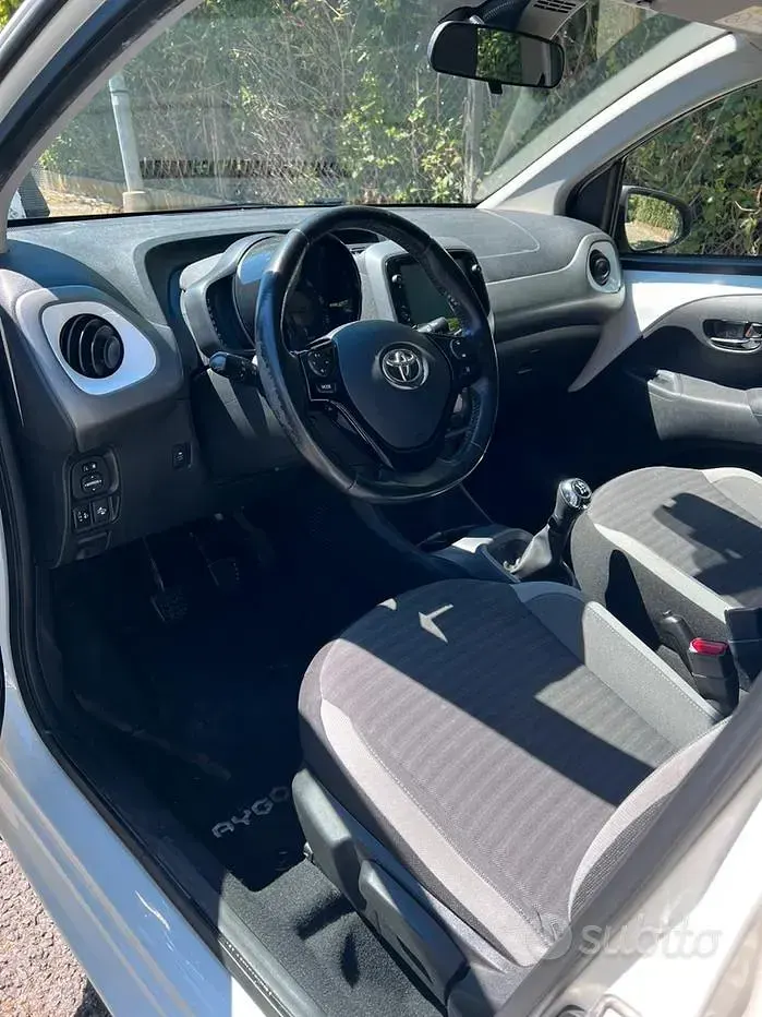 Second-hand Toyota Aygo Cool 72 CP (52 kW) 2018 Alb Hatchback