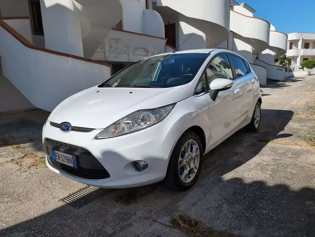 Usata Ford Fiesta Titanium 60 CV (44 kW) 2012 Bianco Berlina