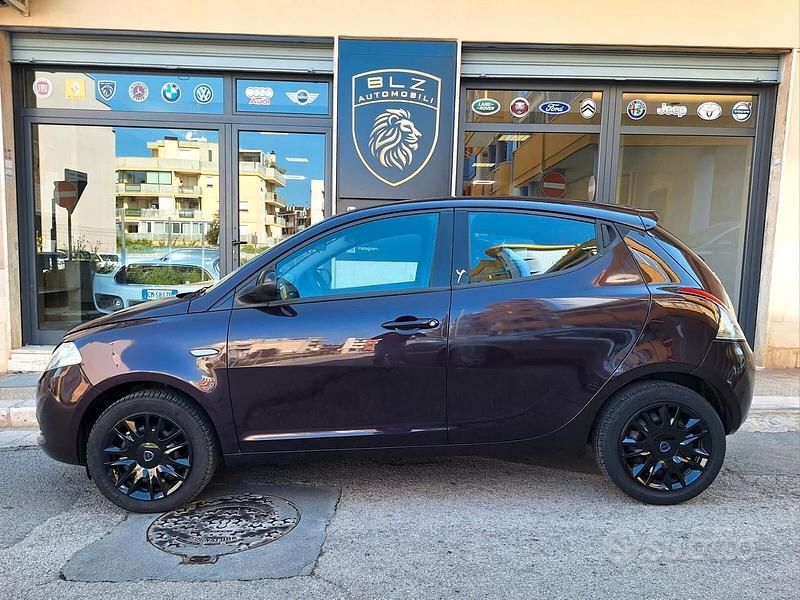 Usata Lancia Ypsilon Gold 69 CV (50 kW) 2014 Prugna glam Utilitaria