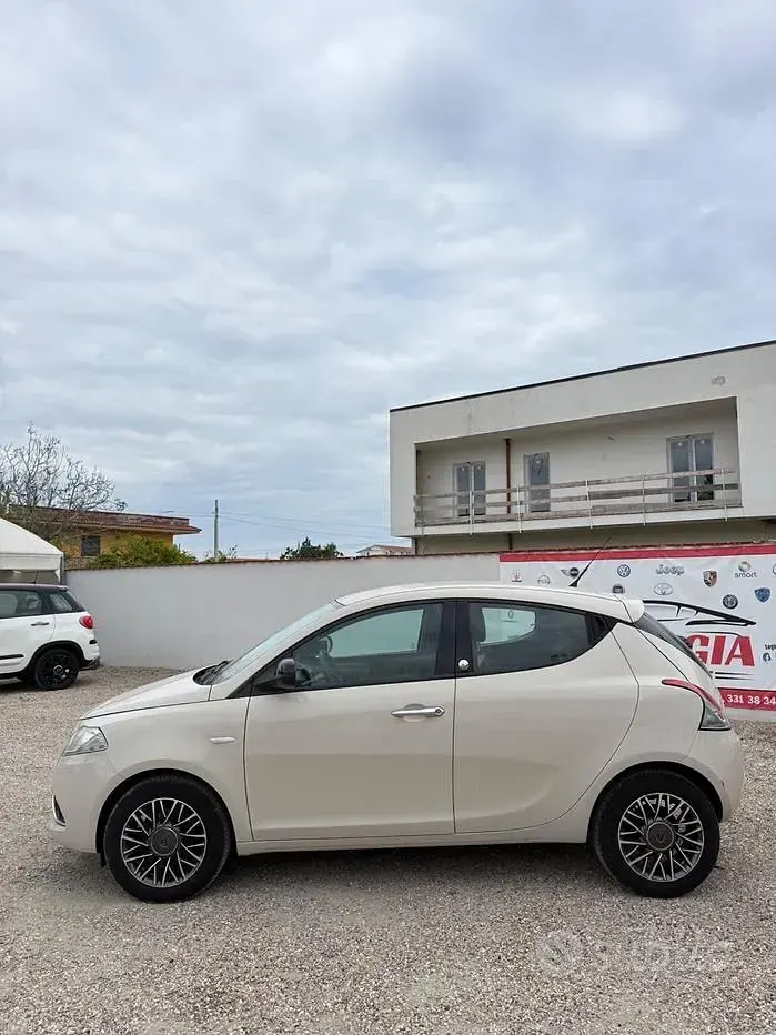 Usata Lancia Ypsilon Gold 69 CV (50 kW) 2015 Beige Utilitaria