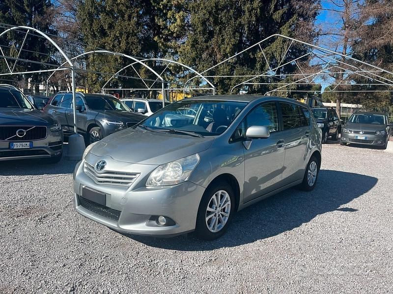 Usata Toyota Verso Active 132 CV (97 kW) 2013 Argento Monovolume