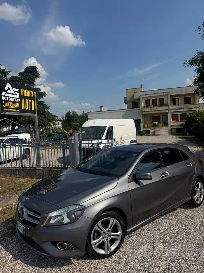 Usata Mercedes A180 109 CV (80 kW) 2015 Grigio Berlina