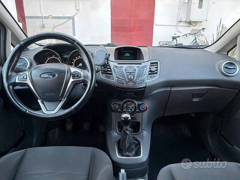Usata Ford Fiesta 75 CV (55 kW) 2015 Nero Berlina