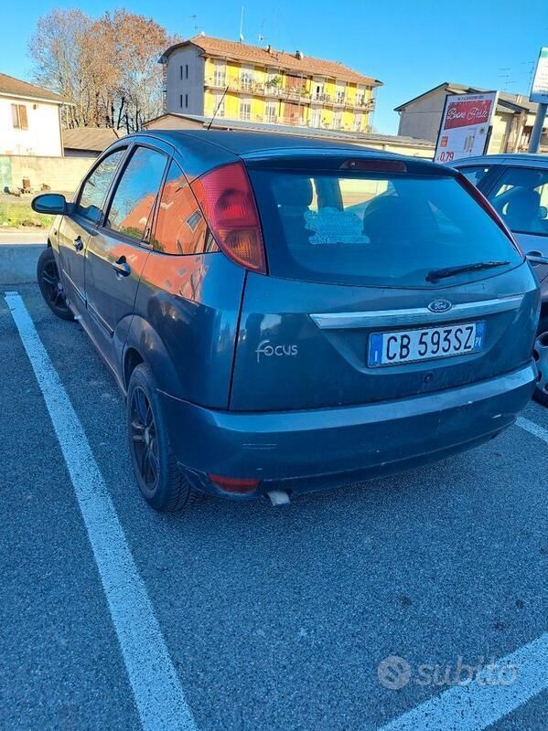 Grigio Usata 2002 Ford Focus Tre volumi | 700 € (Ottimo prezzo) - Immagine 1/1