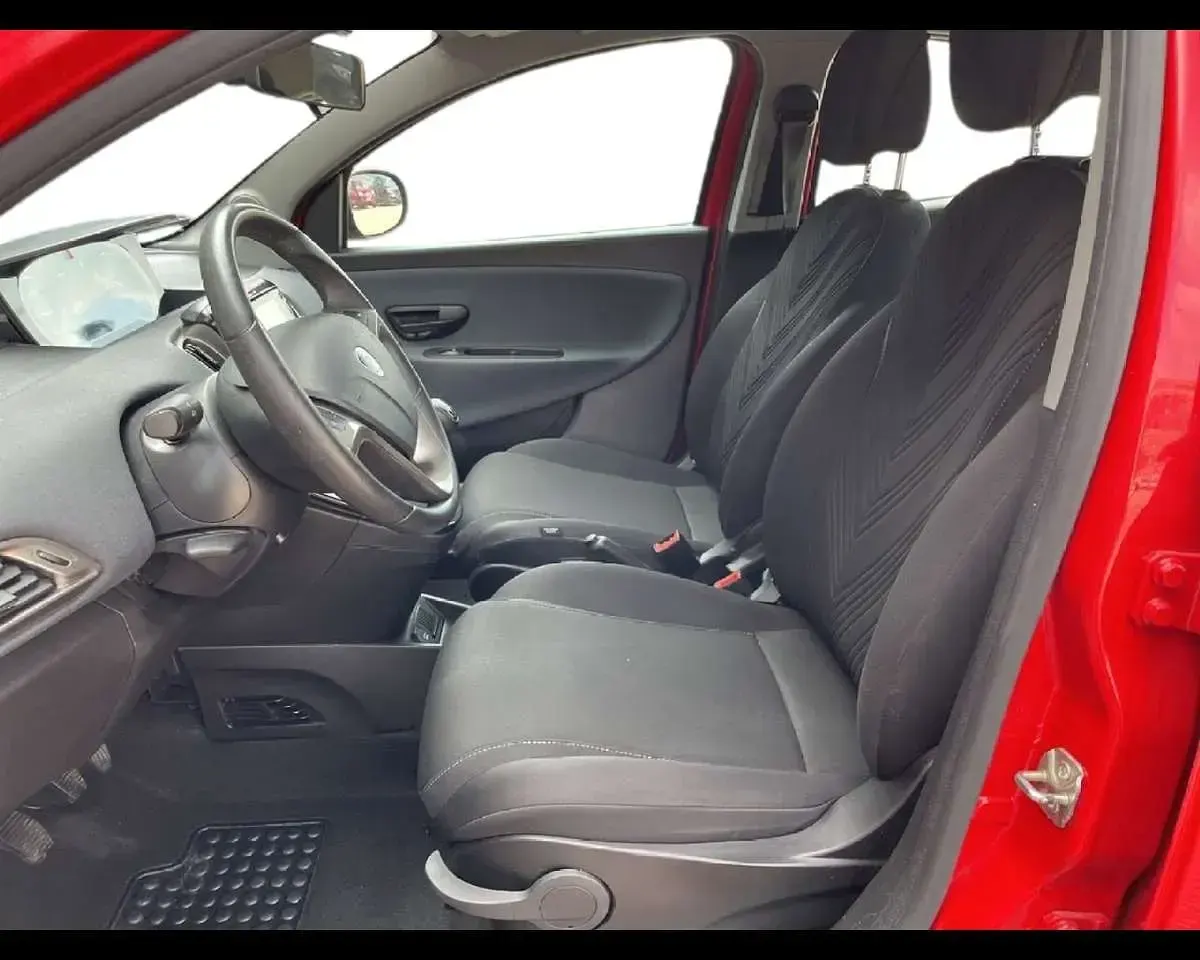 Usata Lancia Ypsilon Silver 71 CV (52 kW) 2022 Rosso Utilitaria