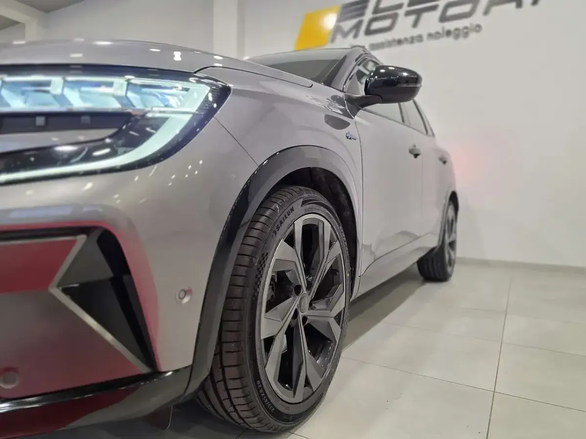 Usata Renault Austral Techno 131 CV (96 kW) 2023 Grigio SUV