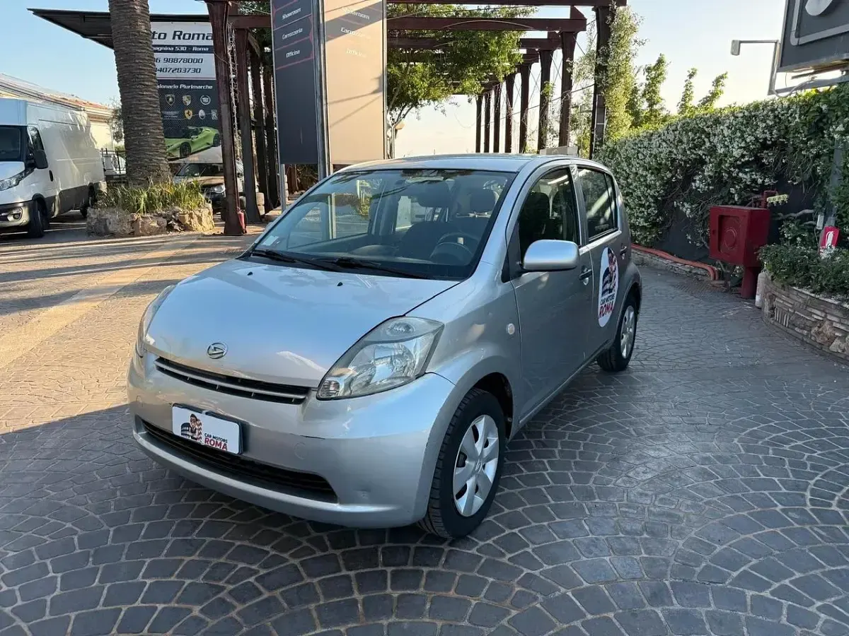 Usata Daihatsu Sirion 69 CV (50 kW) 2007 Argento Utilitaria