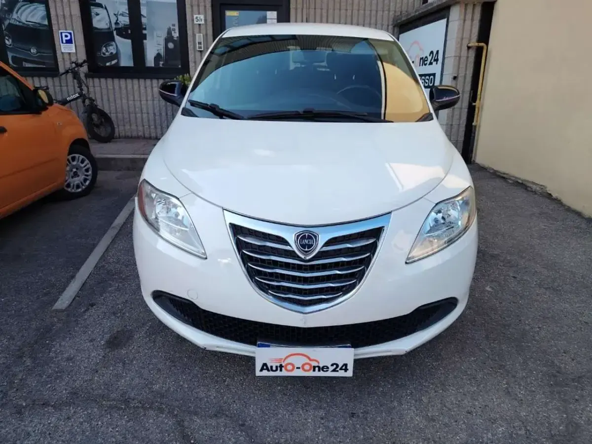 Usata Lancia Ypsilon 69 CV (50 kW) 2013 Bianco gelato metallizzato Utilitaria