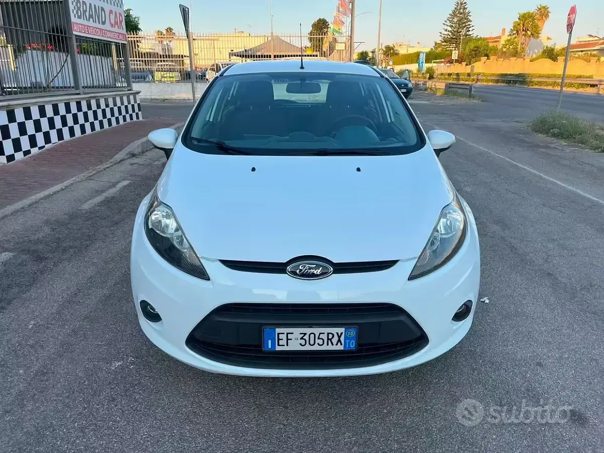 Usata Ford Fiesta Titanium 82 CV (60 kW) 2010 Bianco Berlina