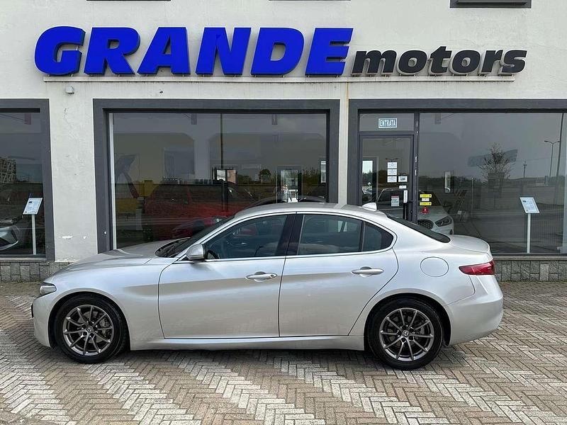 Usata Alfa Romeo Giulia 150 CV (110 kW) 2017 Agento metallizzato Berlina