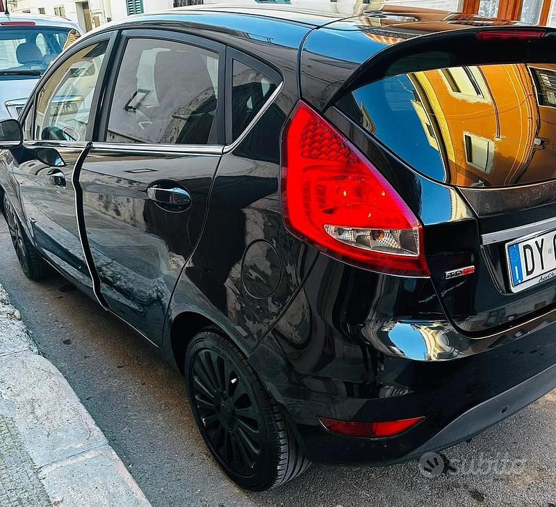 Usata Ford Fiesta 68 CV (50 kW) 2009 Nero Utilitaria