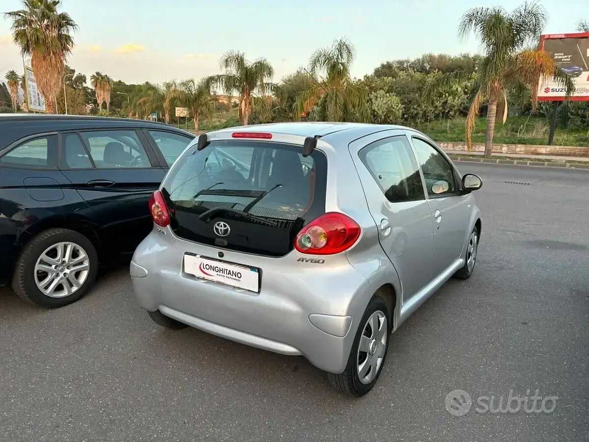Usata Toyota Aygo 68 CV (50 kW) 2007 Grigio Utilitaria