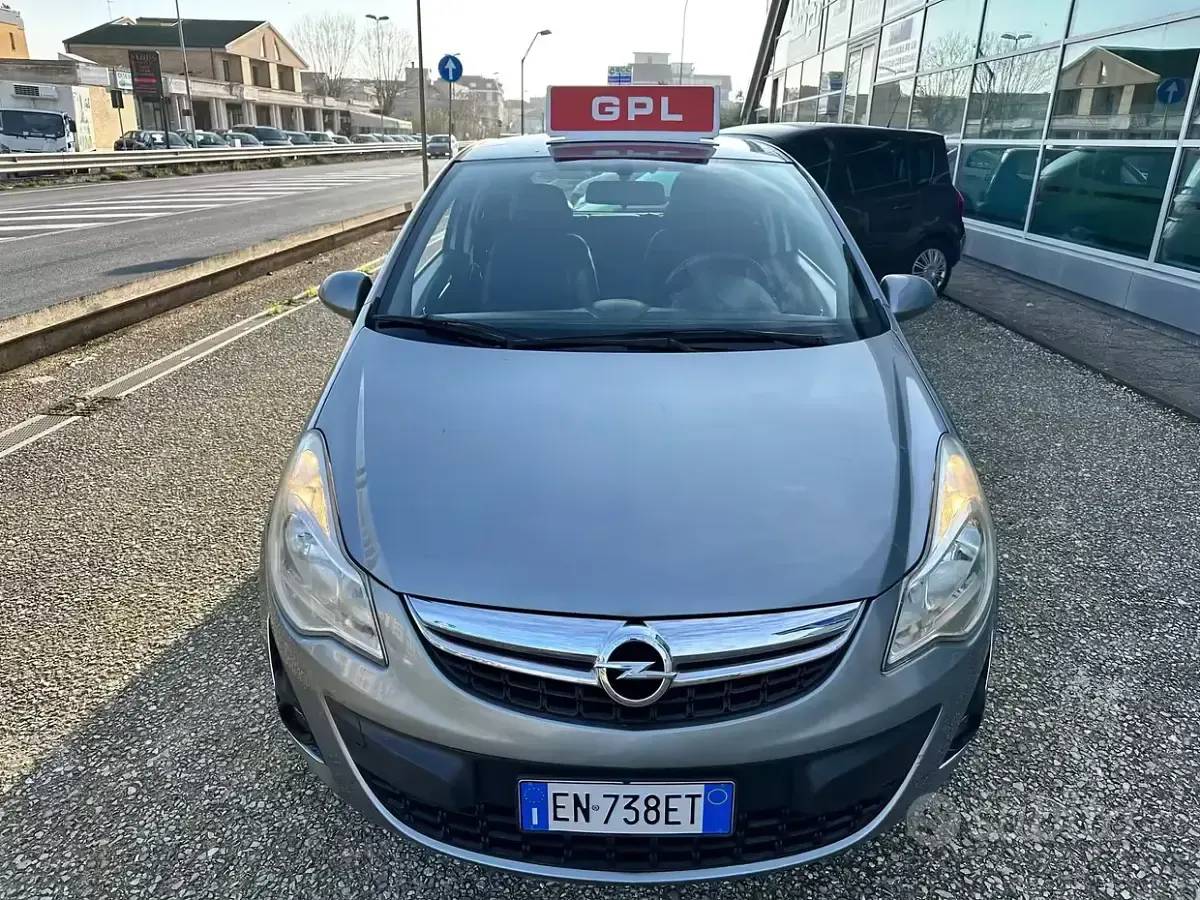 Begagnad Opel Corsa 86 HK (63 kW) 2012 Grå Halvkombi
