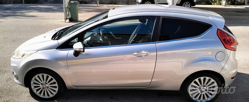 Usata Ford Fiesta 60 CV (44 kW) 2009 Grigio Utilitaria