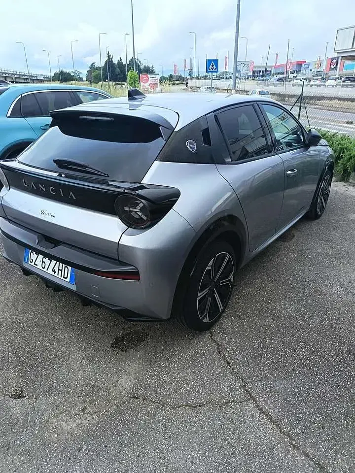 Usata Lancia Ypsilon 101 CV (74 kW) 2025 Grigio Utilitaria