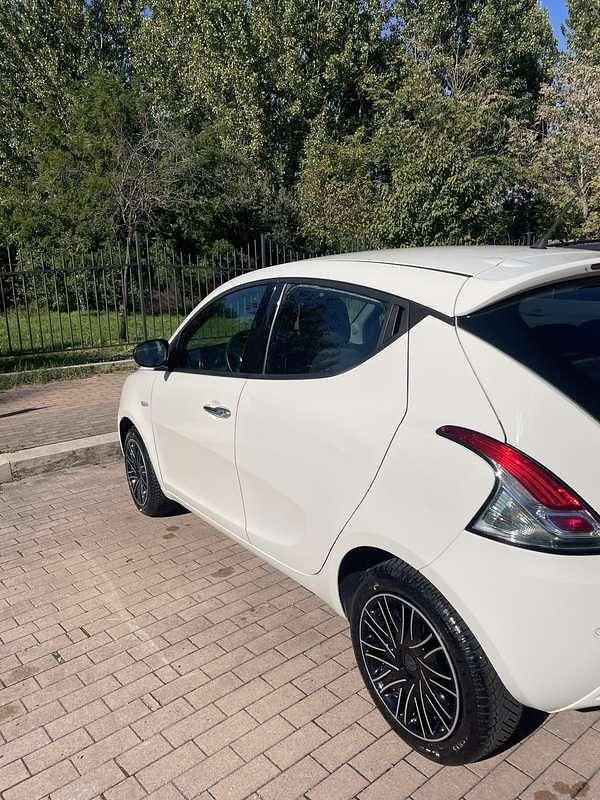 Usata Lancia Ypsilon Gold 69 CV (50 kW) 2018 Bianco Utilitaria