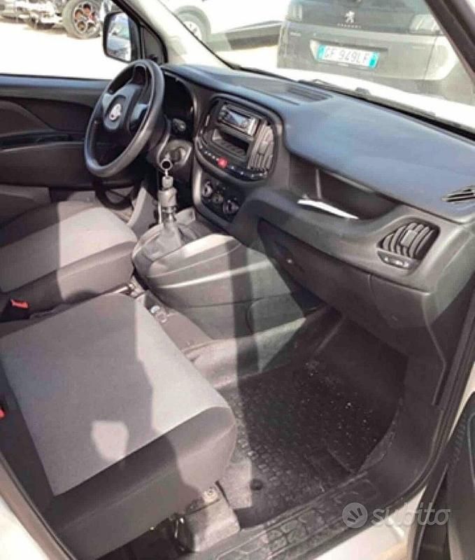 Begagnad Fiat Doblò S 105 HK (77 kW) 2021 Vit Minibuss