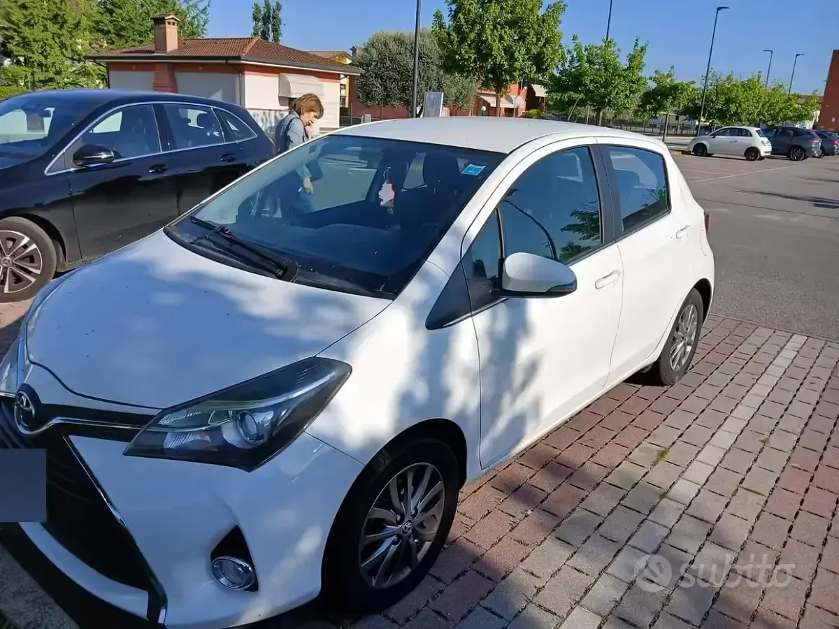 Gebraucht Toyota Yaris 99 PS (72 kW) 2017 Weiß Limousine