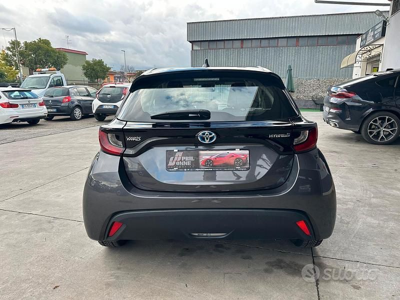 Usata Toyota Yaris Hybrid Business Edition 92 CV (67 kW) 2021 Grigio Berlina