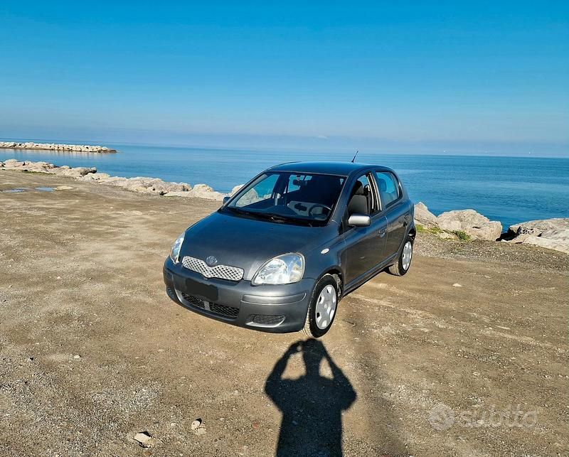 Grigio Usata 2005 Toyota Yaris Due volumi | 2500 € (Buon prezzo) - Immagine 1/4
