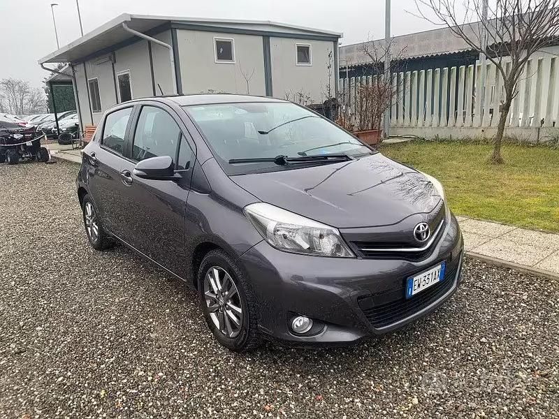 Usata Toyota Yaris Lounge 69 CV (50 kW) 2014 Grigio scuro Utilitaria