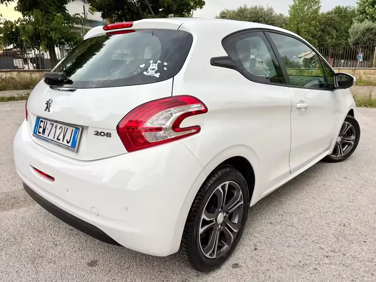 Usata Peugeot 208 68 CV (50 kW) 2014 Bianco Utilitaria