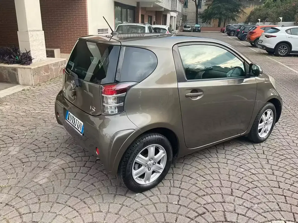 Usata Toyota iQ 68 CV (50 kW) 2012 Marrone Utilitaria