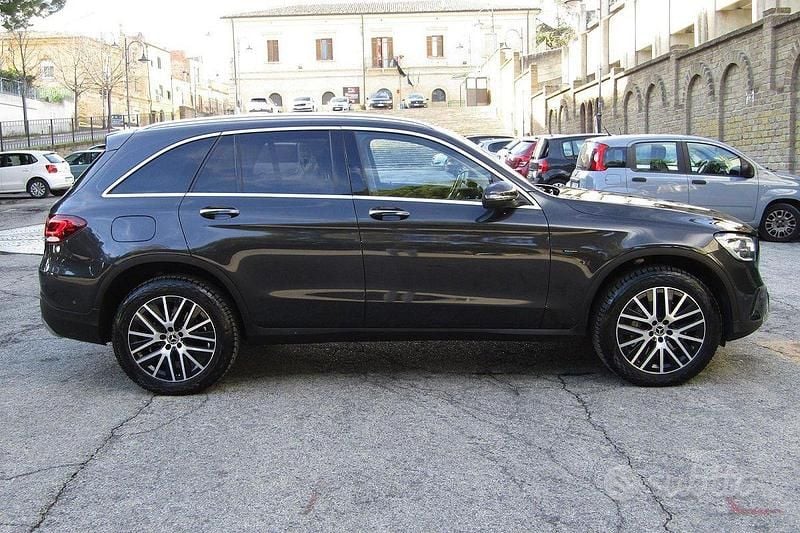 Usata Mercedes GLC300e 194 CV (142 kW) 2021 Grigio Station wagon