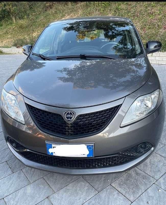 Usata Lancia Ypsilon Gold 69 CV (50 kW) 2019 Grigio Utilitaria