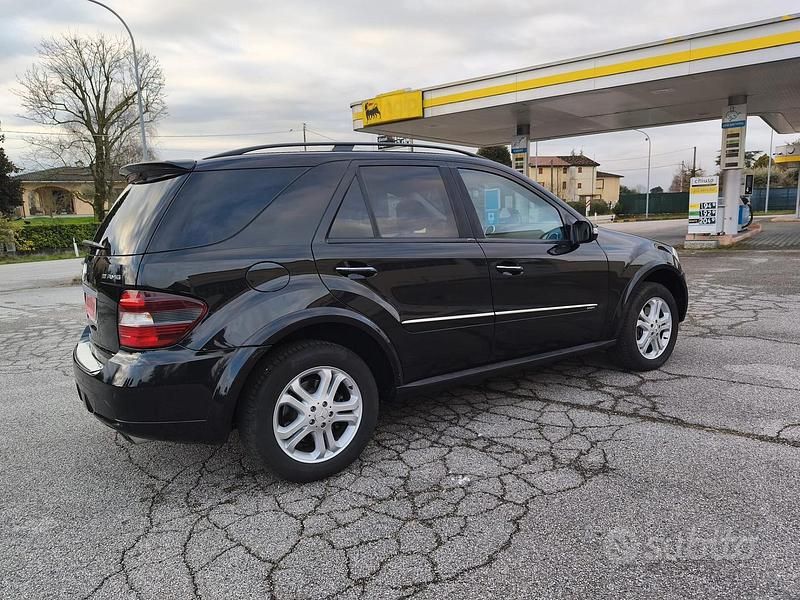 Käytetty Mercedes ML320 224 HP (164 kW) 2008 Musta Katumaasturi