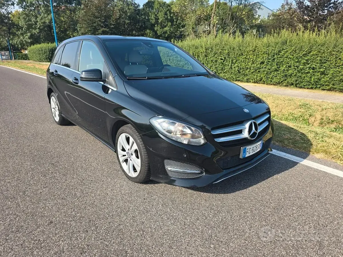 Usata Mercedes B180 109 CV (80 kW) 2017 Nero Utilitaria