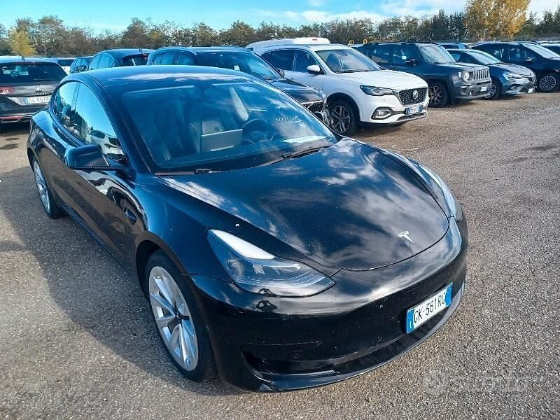 Nero Usata 2022 Tesla Model 3 RWD Tre volumi | 25.400 € (Buon prezzo) - Immagine 1/4