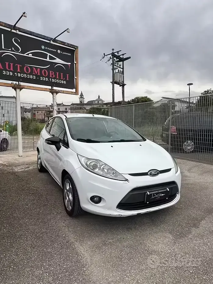 Usata Ford Fiesta Titanium 68 CV (50 kW) 2011 Bianco Berlina