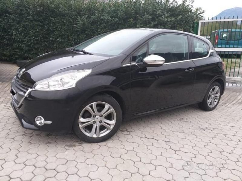 Usata Peugeot 208 82 CV (60 kW) 2013 Nero Utilitaria