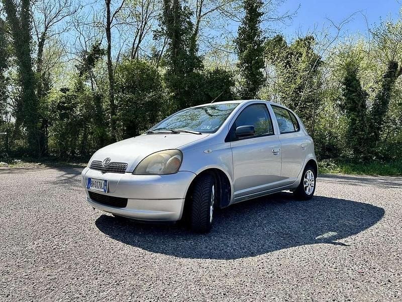 Usata Toyota Yaris Sol 68 CV (50 kW) 2000 Grigio Berlina