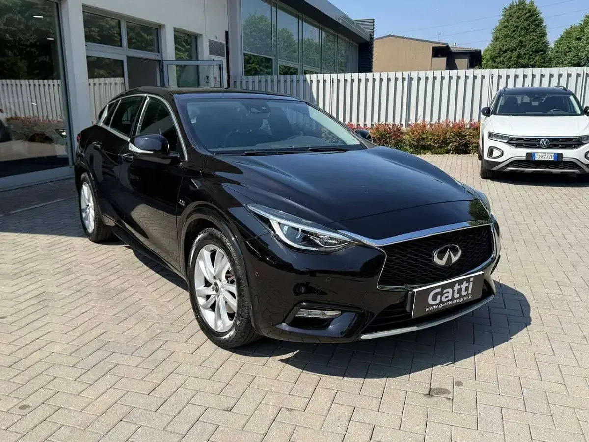 Usata Infiniti Q30 Premium 170 CV (125 kW) 2016 Nero Berlina