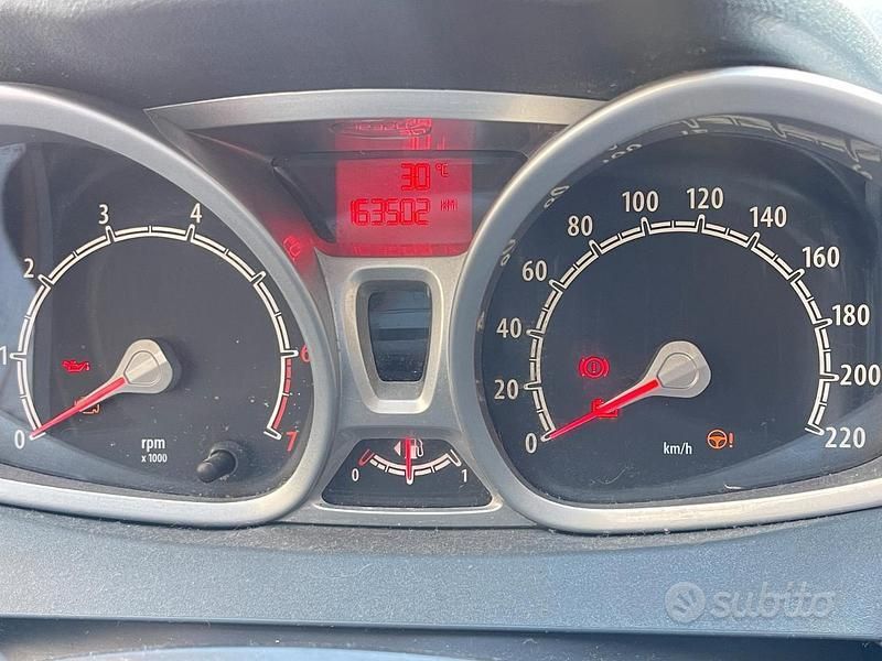 Usata Ford Fiesta Titanium 97 CV (71 kW) 2010 Bianco Utilitaria