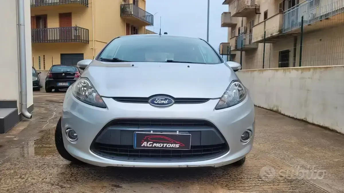 Usata Ford Fiesta Titanium 70 CV (51 kW) 2012 Grigio Berlina