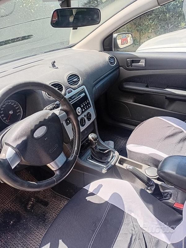 Usata Ford Focus 90 CV (66 kW) 2007 Grigio Station wagon