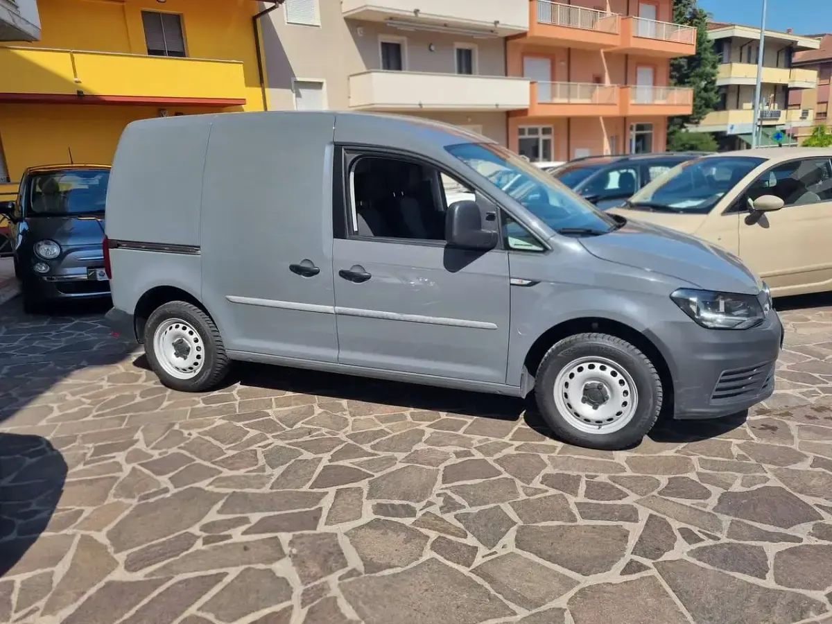Usata VW Caddy 75 CV (55 kW) 2018 Grigio Monovolume