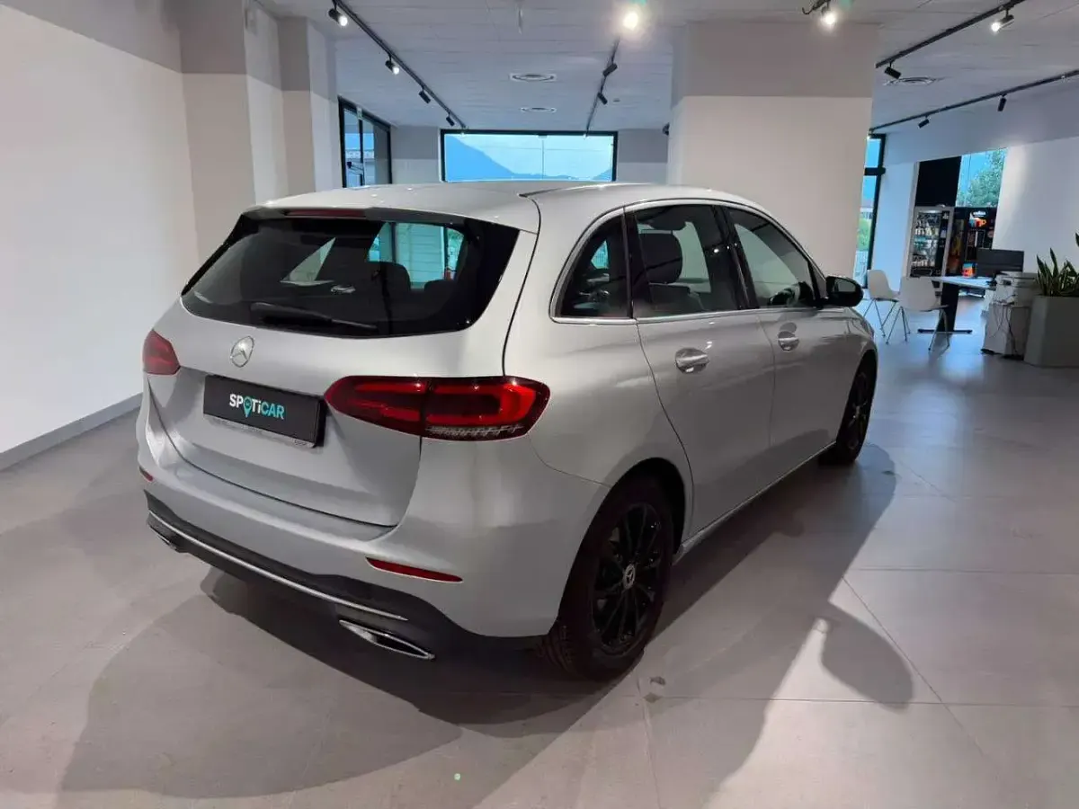 Usata Mercedes B180 116 CV (85 kW) 2020 Grigio chiaro Utilitaria