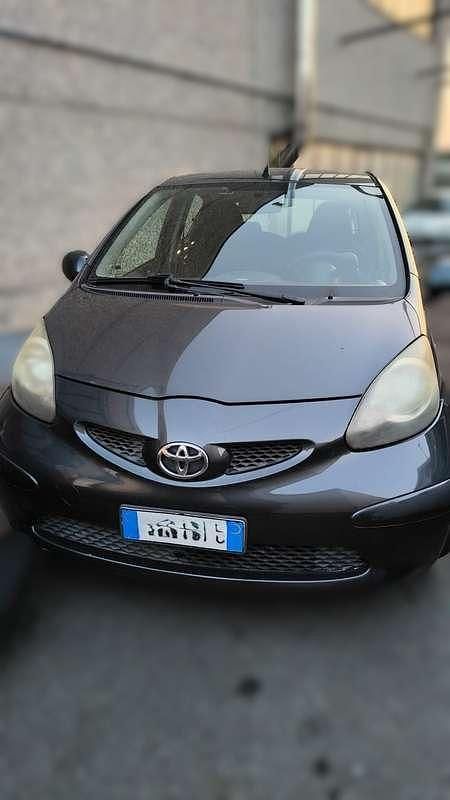 Usata Toyota Aygo Sol 68 CV (50 kW) 2005 Grigio Utilitaria