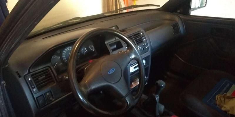 Usata Ford Escort Ghia 88 CV (64 kW) 1992 Grigio Berlina