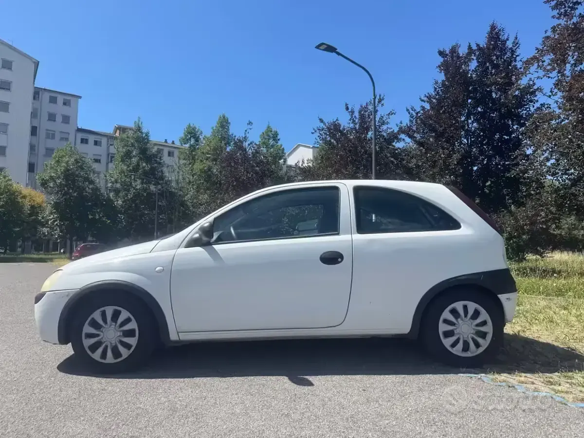 Usata Opel Corsa 58 CV (42 kW) 2002 Bianco Utilitaria